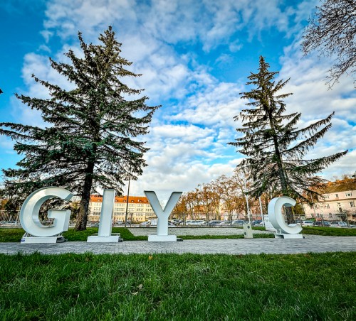 Nowy napis „Giżycko” ozdabia centrum miasta