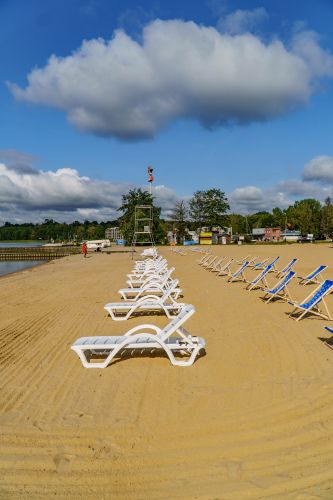 Leżaki na plaży miejskiej