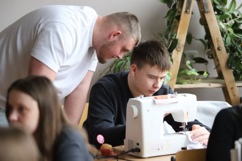 Uczniowie ZSKŚiA nadali drugie życie tkaninom | Warsztaty 27.03.2025