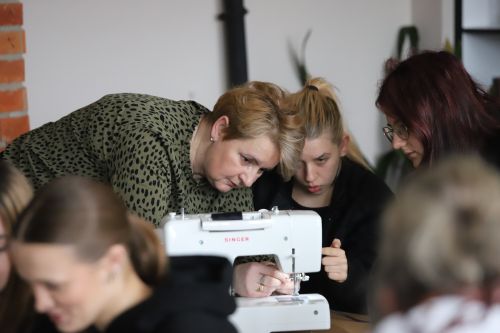 Uczniowie ZSKŚiA nadali drugie życie tkaninom | Warsztaty 27.03.2025