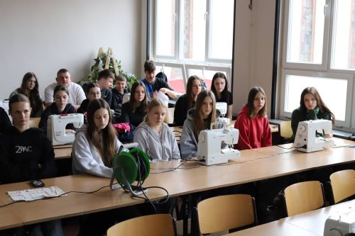 Uczniowie ZSKŚiA nadali drugie życie tkaninom | Warsztaty 27.03.2025